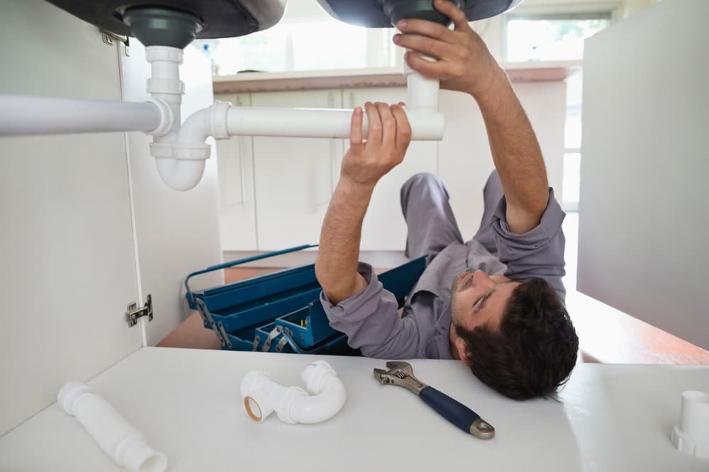 Reconversion professionnelle en plombier : guide et formations