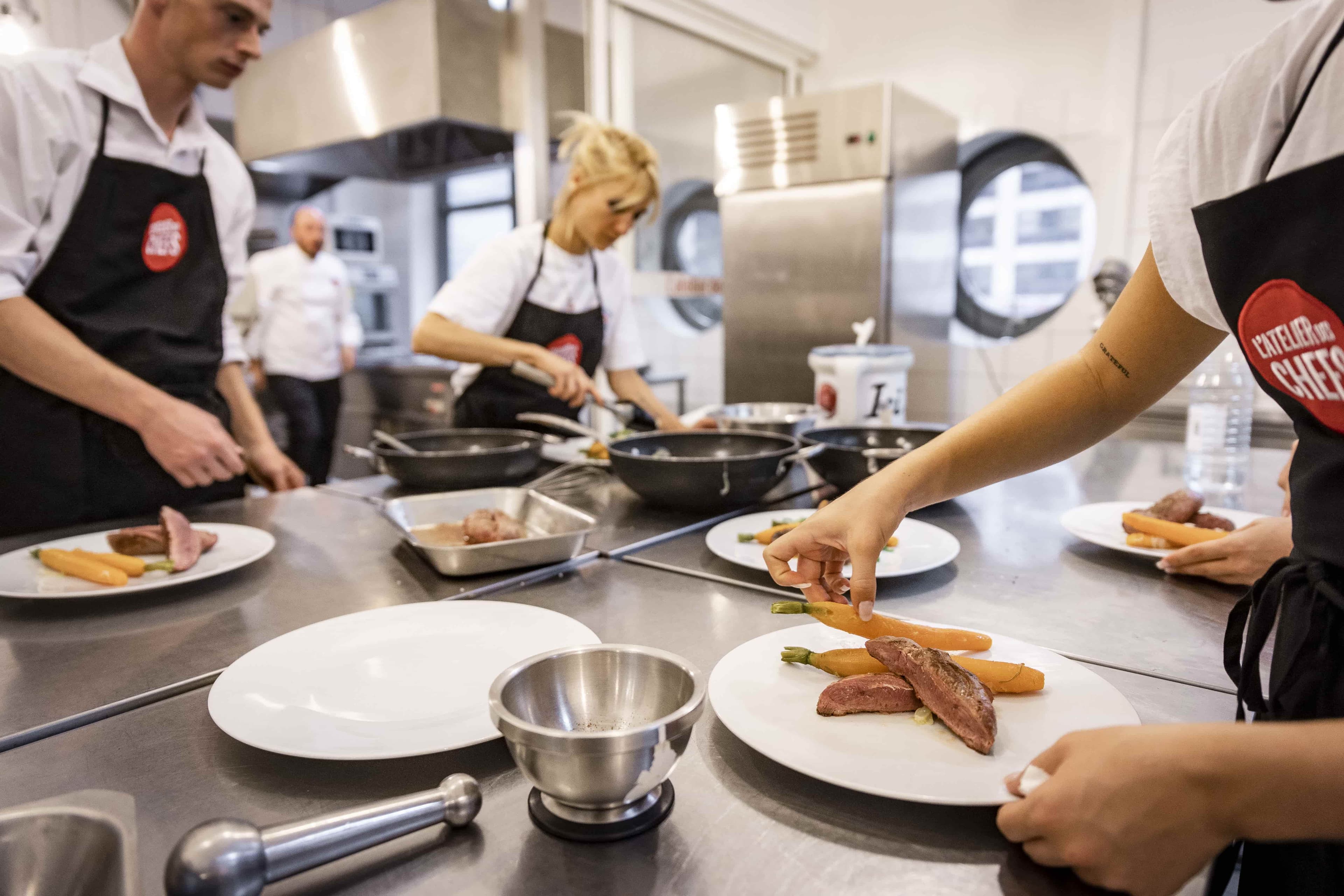Le référentiel du TP cuisine est un document officiel qui détaille :  Les compétences à acquérir dans chaque bloc Les critères d'évaluation pour la session d'examen Les techniques culinaires à maîtriser Les règles de sécurité à respecter Les savoirs théoriques nécessaires Pour l'utiliser efficacement, suivez la progression pédagogique proposée et validez chaque compétence au fur et à mesure de votre apprentissage.
