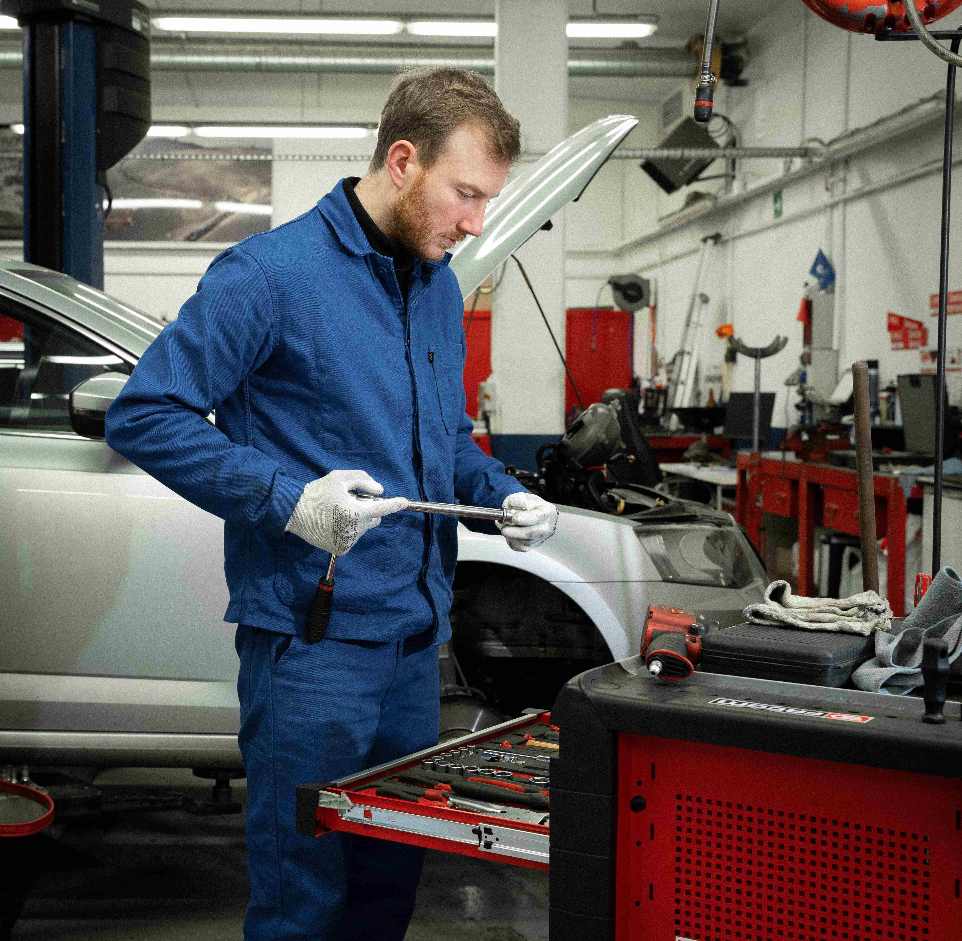Reconversion professionnelle en mécanicien auto : guide et formations