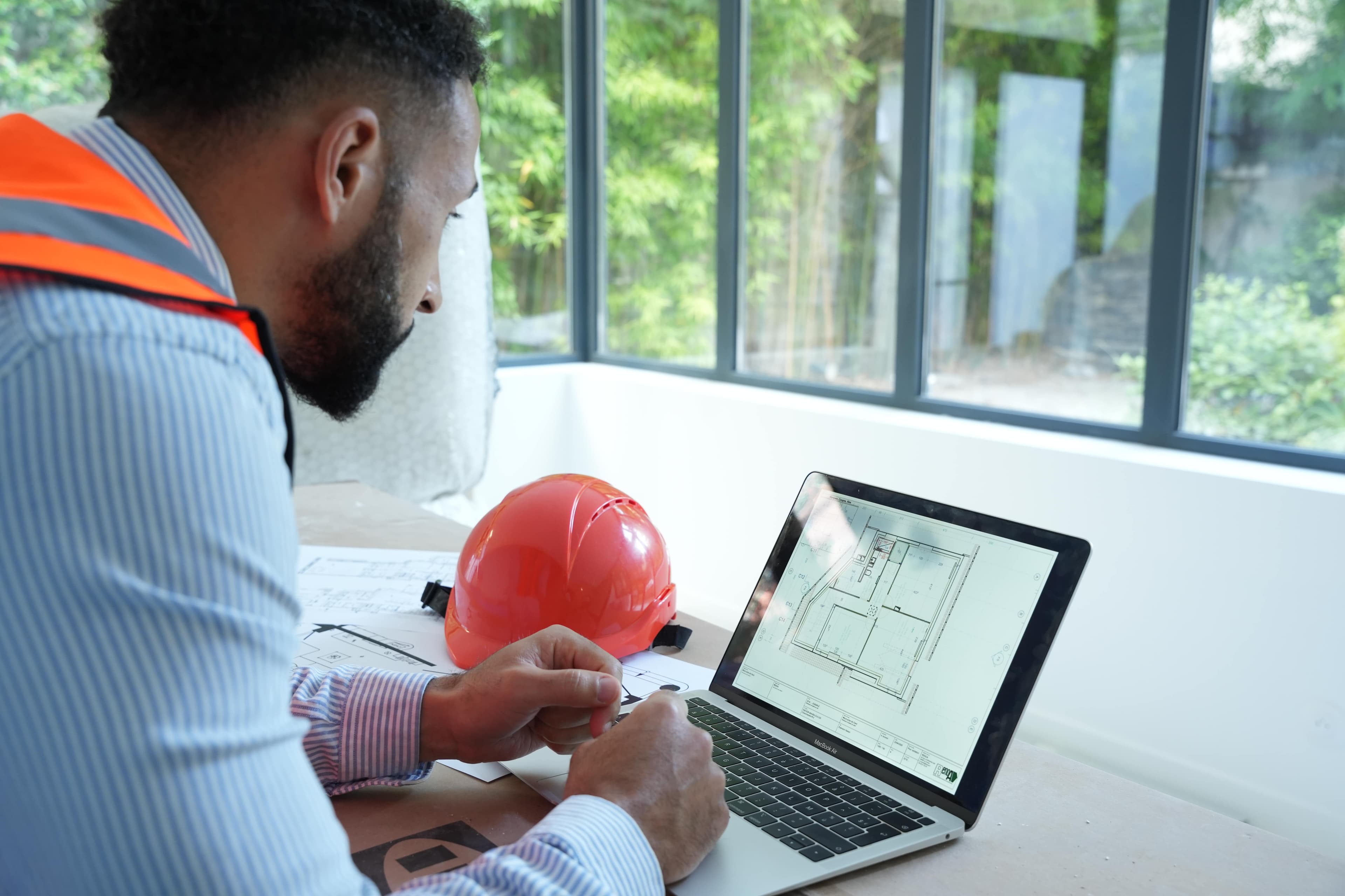 Métiers dans la rénovation énergétique : explorez les différentes carrières dans le bâtiment. 