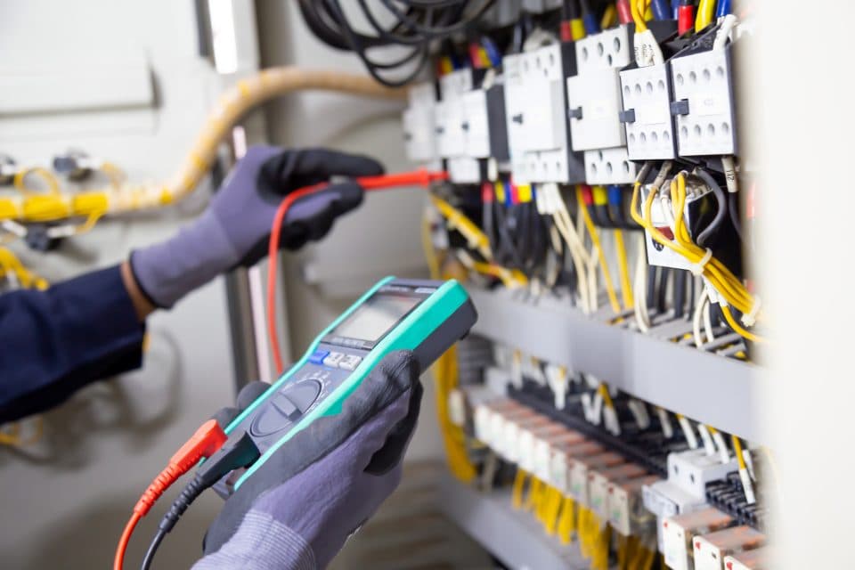 Un nouveau départ : reconversion en électricien avec le TP Électricien