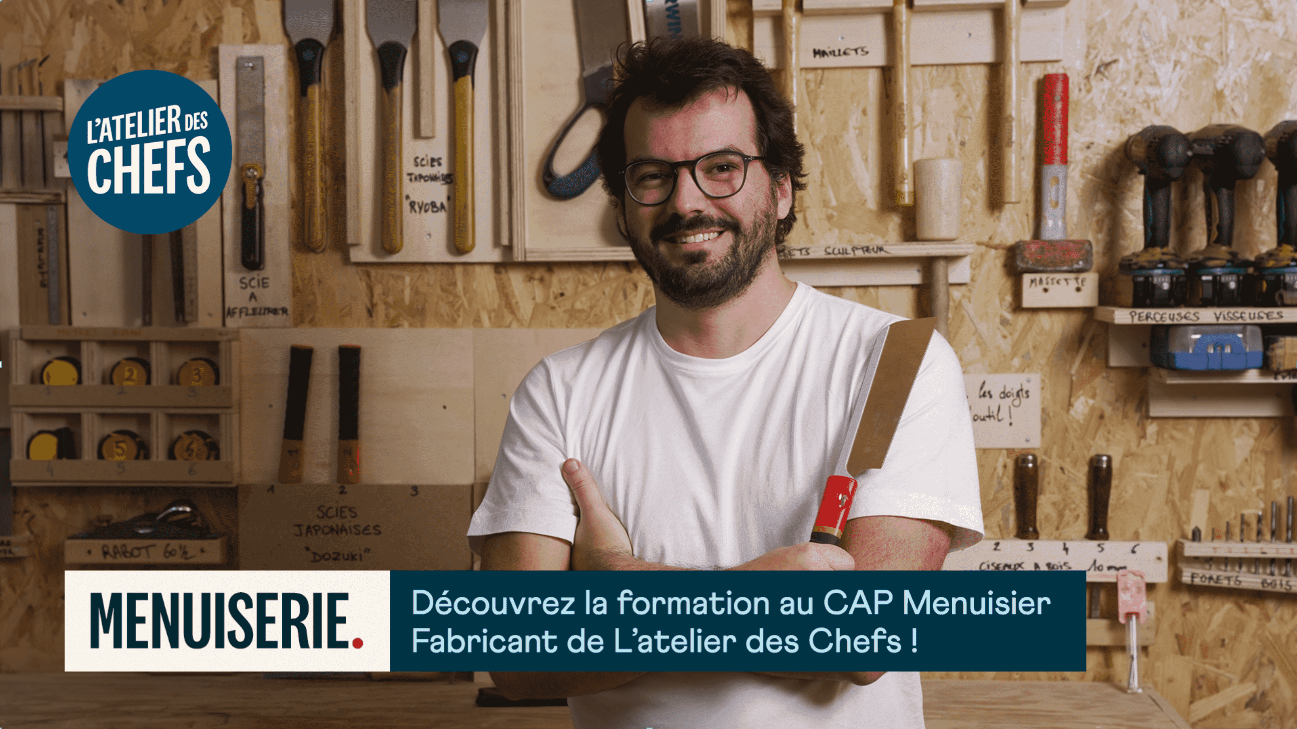 Quel outils manuels pour débuter la menuiserie. Présentation des outils  d'une caisse à outils. 