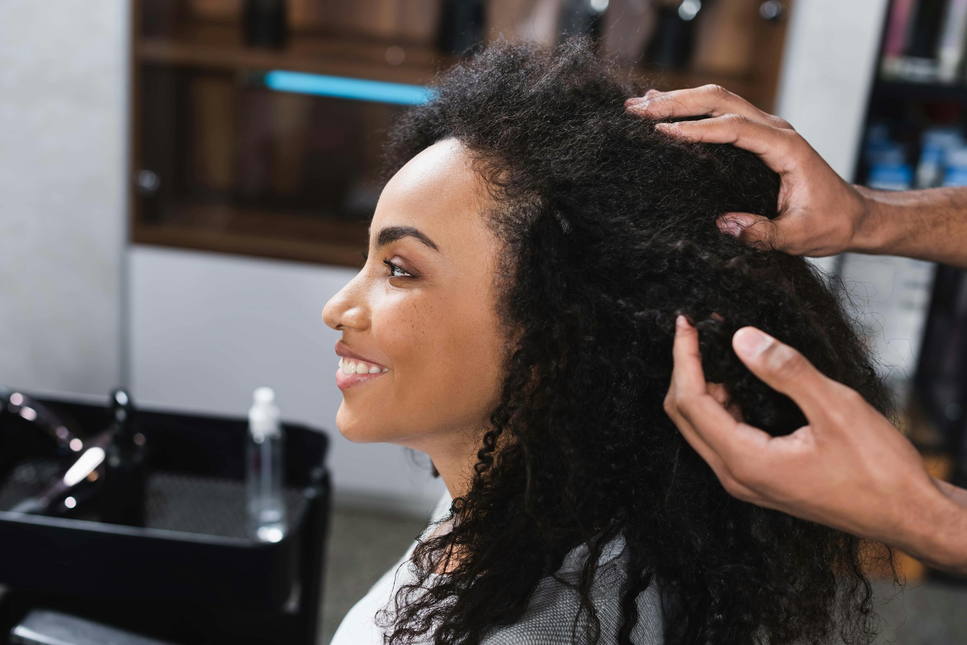 Maîtrisez l'art de la coiffure sur cheveux bouclés, frisés et crépus