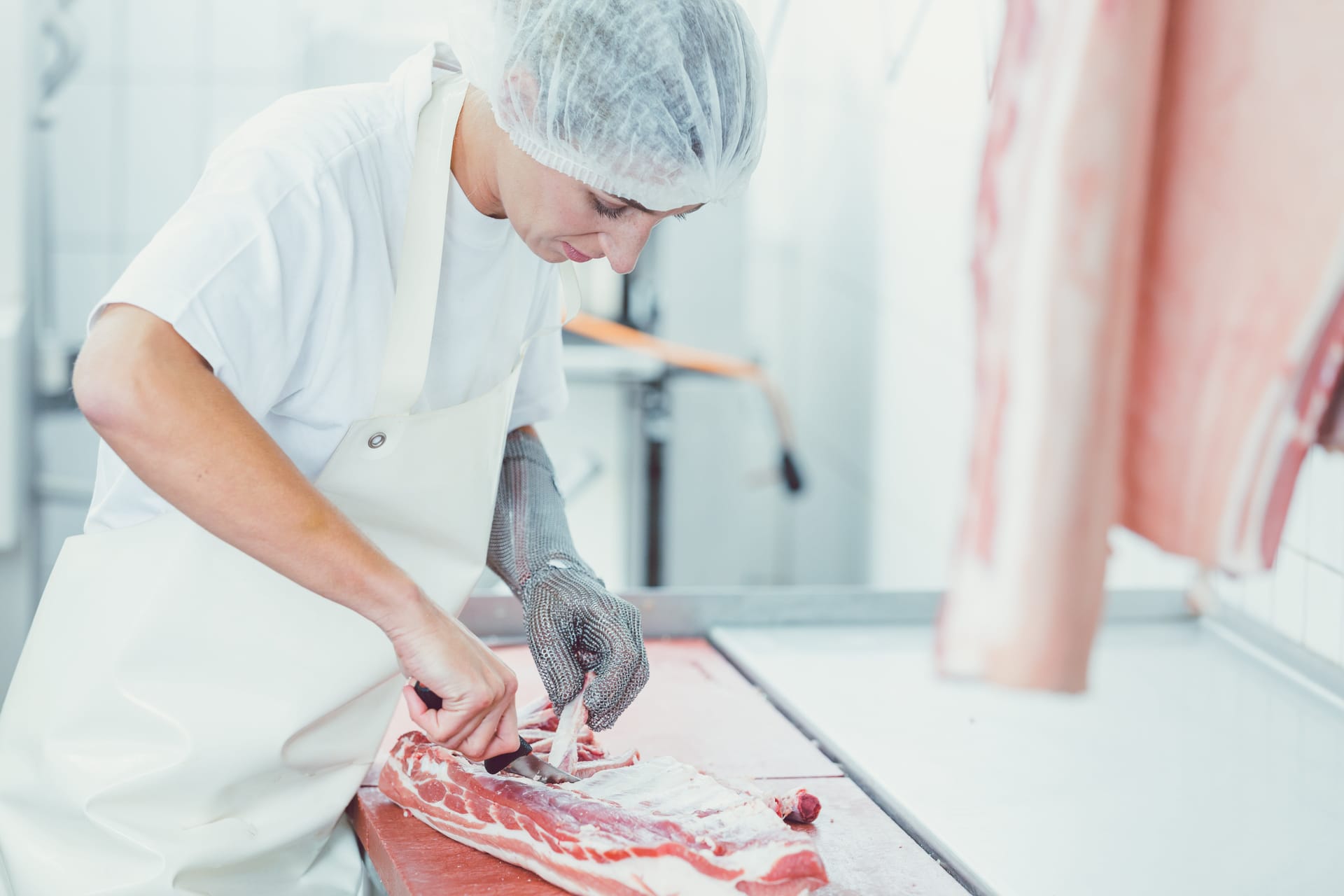 Le métier de préparateur en atelier découpe viande : formation, salaire