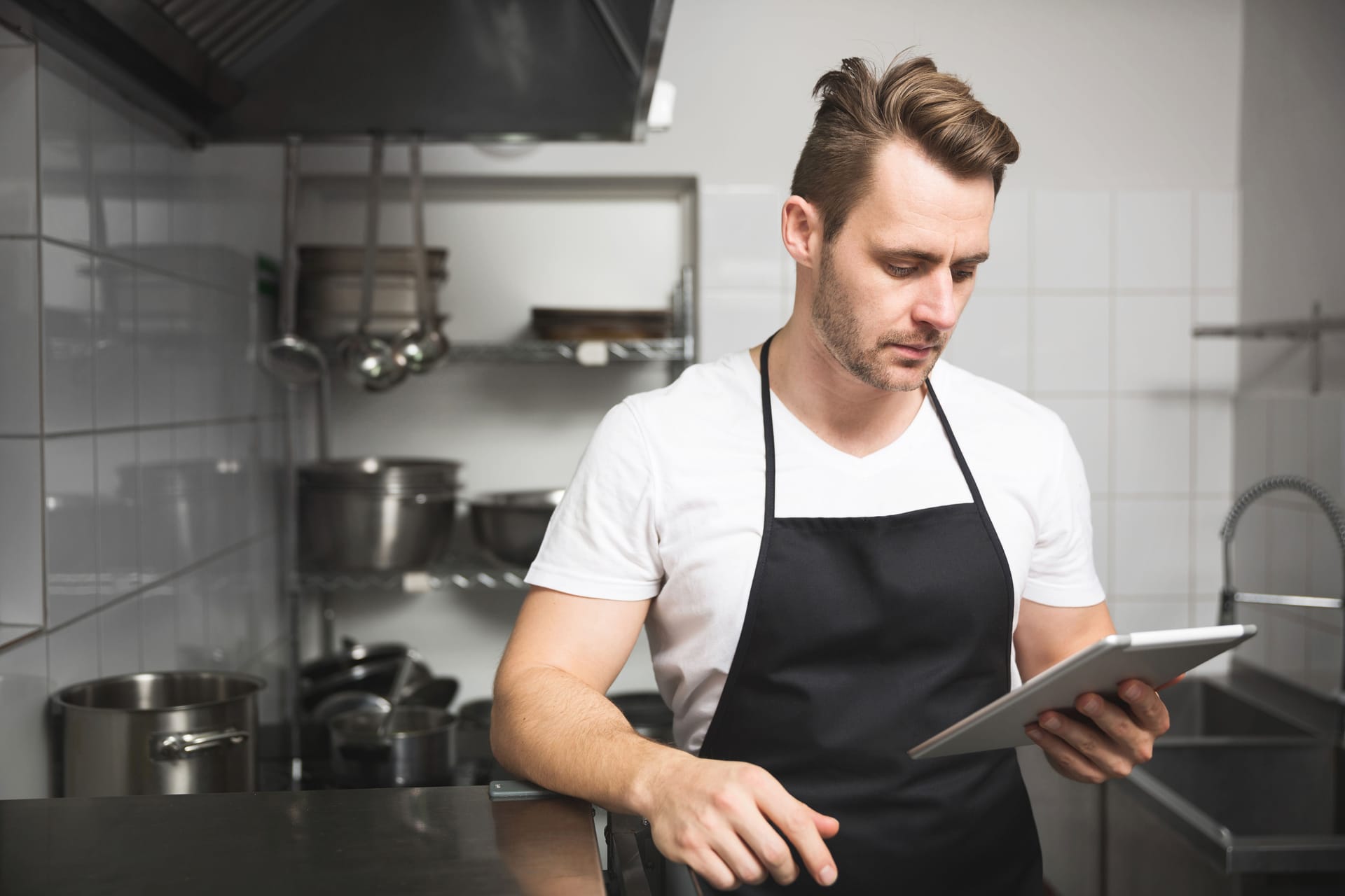 Auto entrepreneur restauration : guide complet 2026, TP et démarches