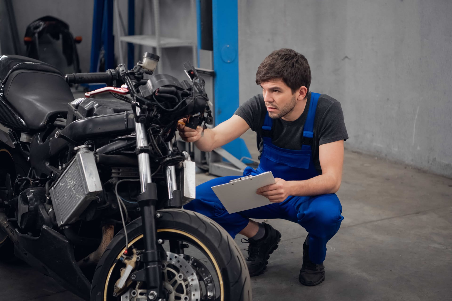 Mecanicien moto auto entrepreneur : guide pratique, démarches et obligations