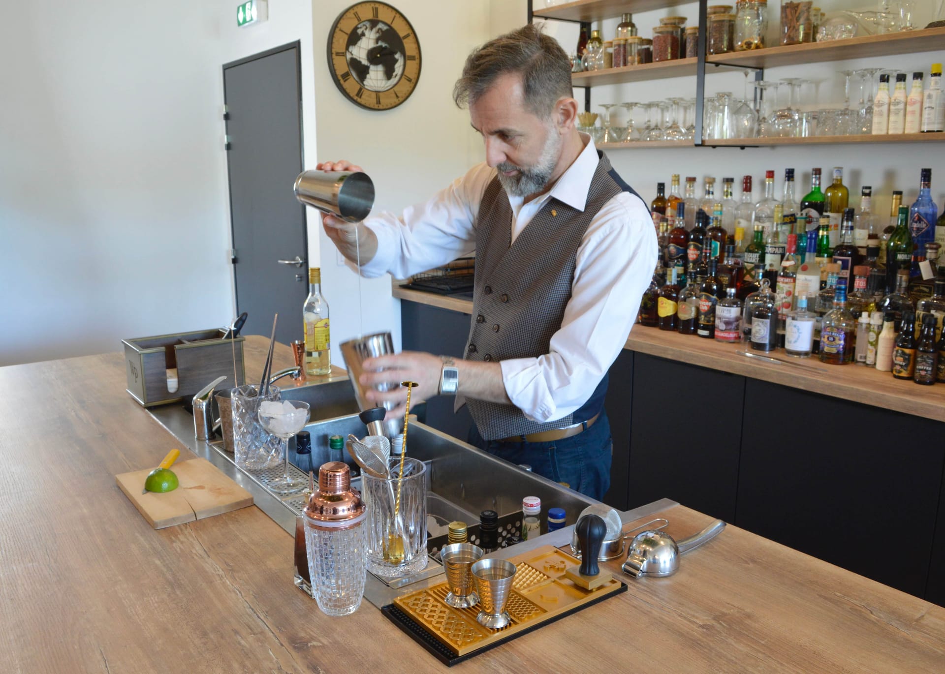 Auto entrepreneur barman : guide pratique, démarches et obligations