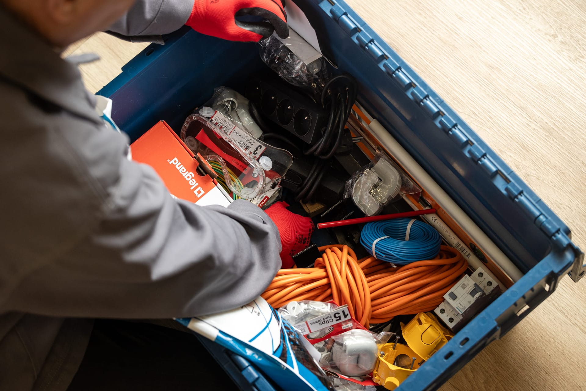Formation électricien en 1 an : le guide pour réussir votre formation accélérée