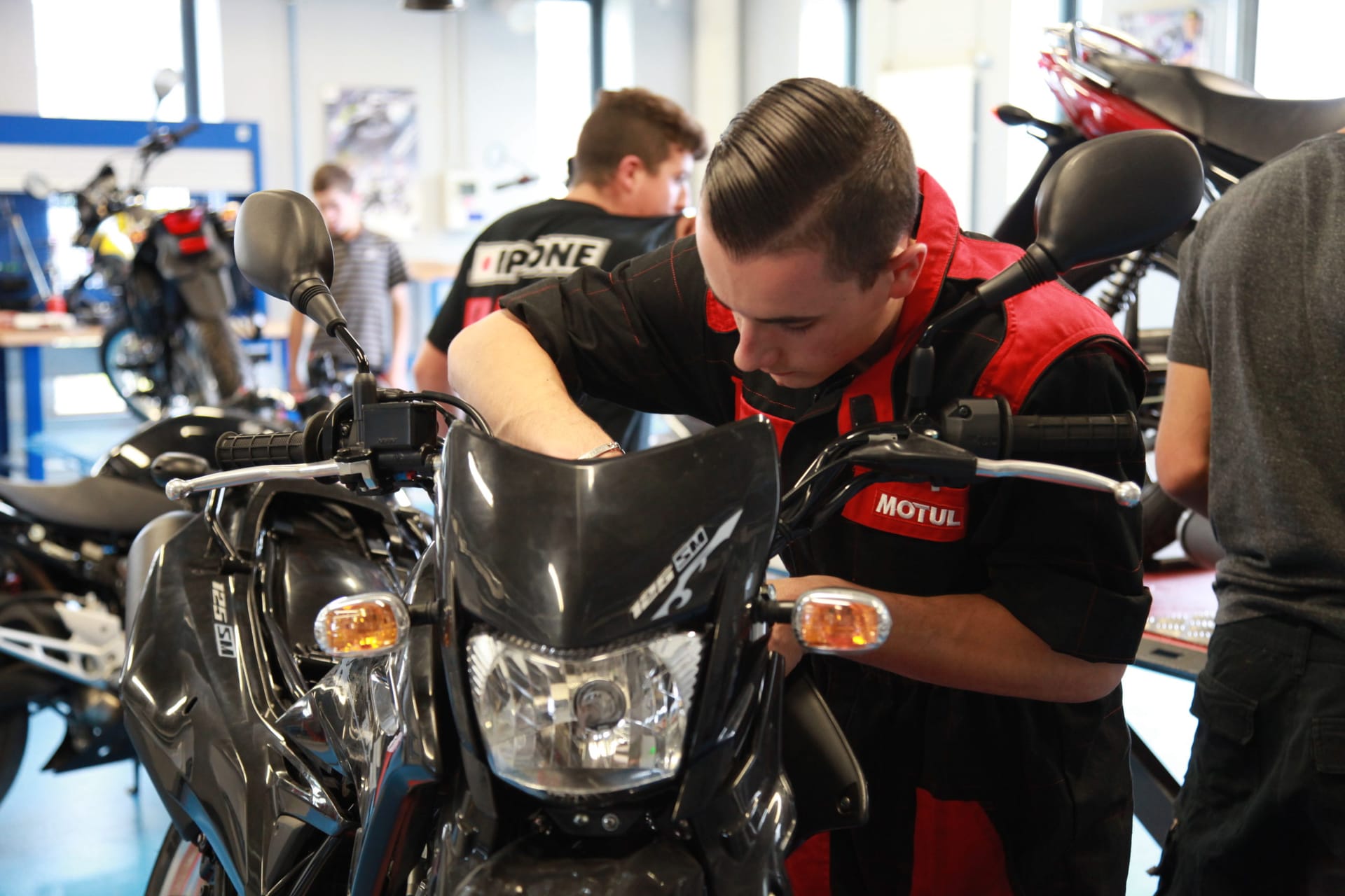 Quelle formation pour devenir mécanicien moto ? Diplômes, parcours et conseils
