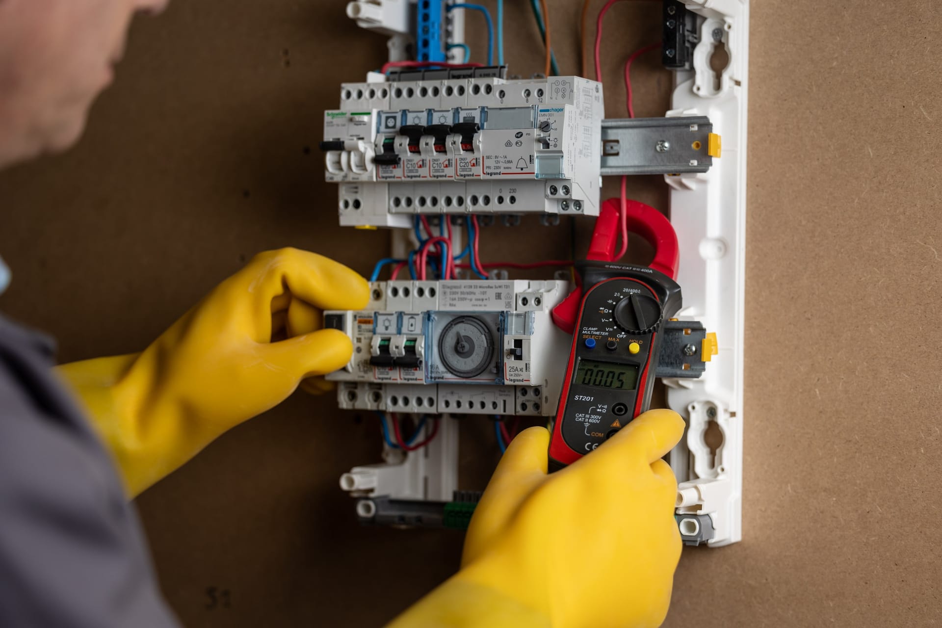 Métiers de l'électricité : explorez les différentes carrières dans le bâtiment. 