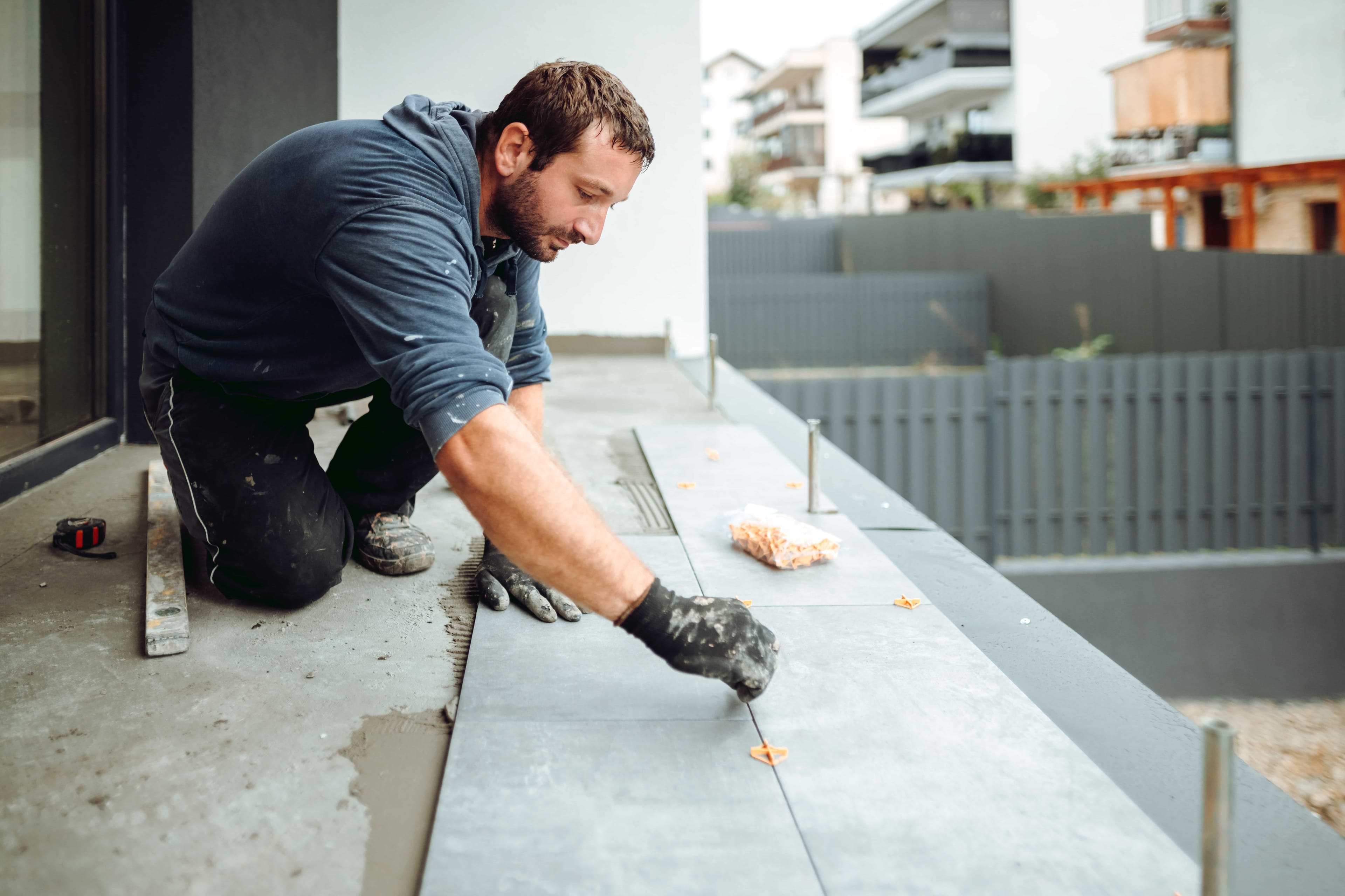 Salaire d’un carreleur mosaïste : Combien après un CAP ?