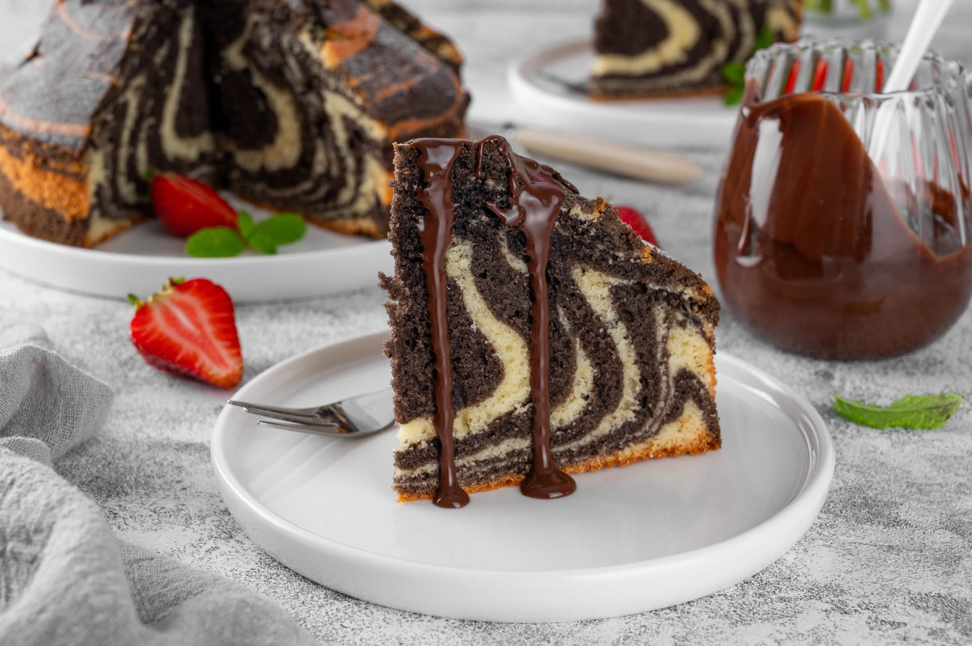 Cake marbré vanille-chocolat, sauce chocolat