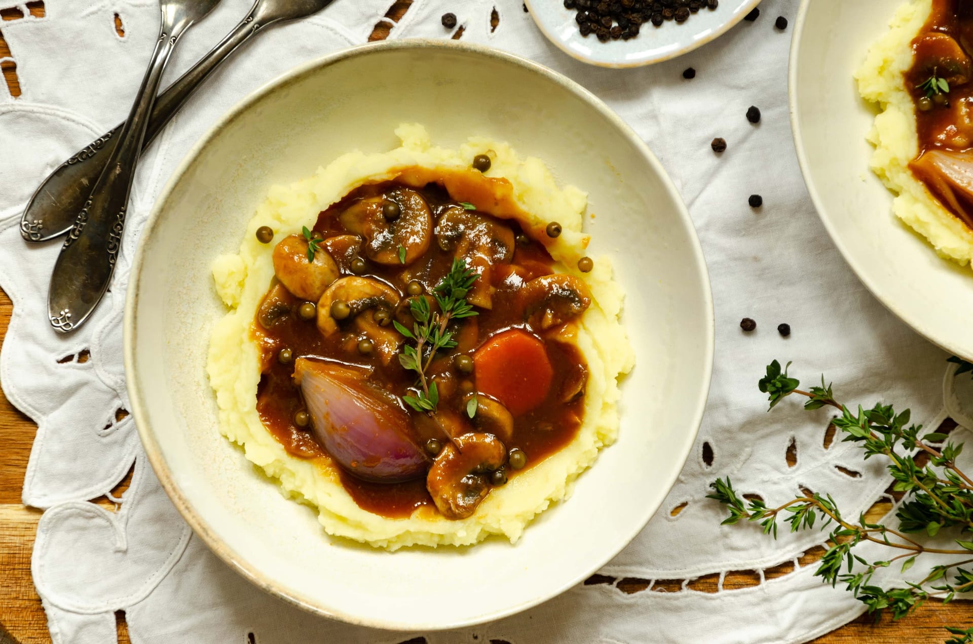 Bourguignon de champignons aux fèves avec purée de pomme de terre onctueuse